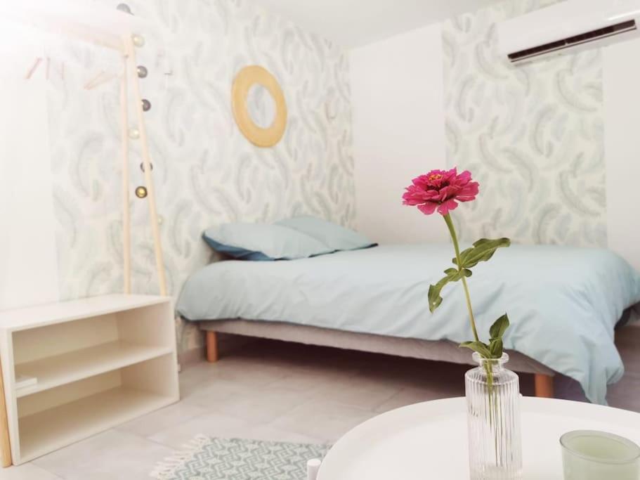 Apartamento Belle Dependance De 30M2 Avec Terrasse Et Jardin Villeneuve-lès-Avignon Exterior foto