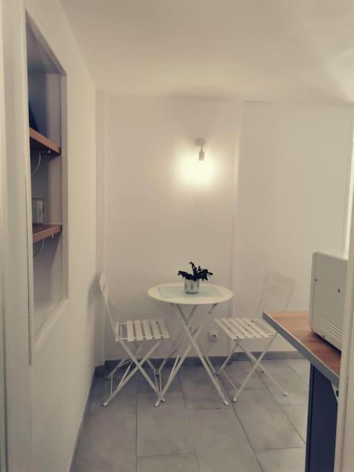 Apartamento Belle Dependance De 30M2 Avec Terrasse Et Jardin Villeneuve-lès-Avignon Exterior foto