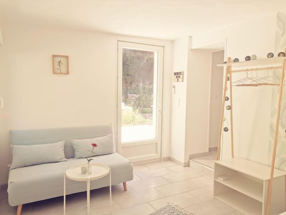 Apartamento Belle Dependance De 30M2 Avec Terrasse Et Jardin Villeneuve-lès-Avignon Exterior foto