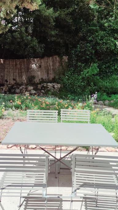 Apartamento Belle Dependance De 30M2 Avec Terrasse Et Jardin Villeneuve-lès-Avignon Exterior foto